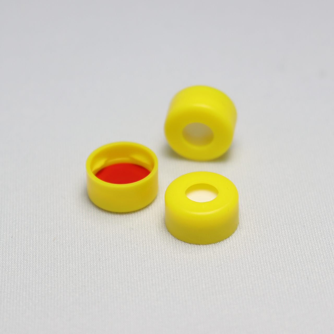 Snap Cap, CHROMSPEC 11 mm, Open Top, Yellow, with 0.040" Red PTFE/White Easy Pierce Silicone Septum, Minimum Order Quantity of 20 Packages