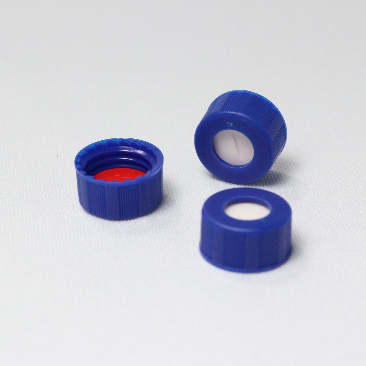 Screw Cap, CHROMSPEC, 9 mm, Blue Open Top, with Pre-Slit 0.040" Red PTFE/White Easy Pierce Ultra Low Bleed Silicone Septum, Minimum Order Quantity of 20 Packages
