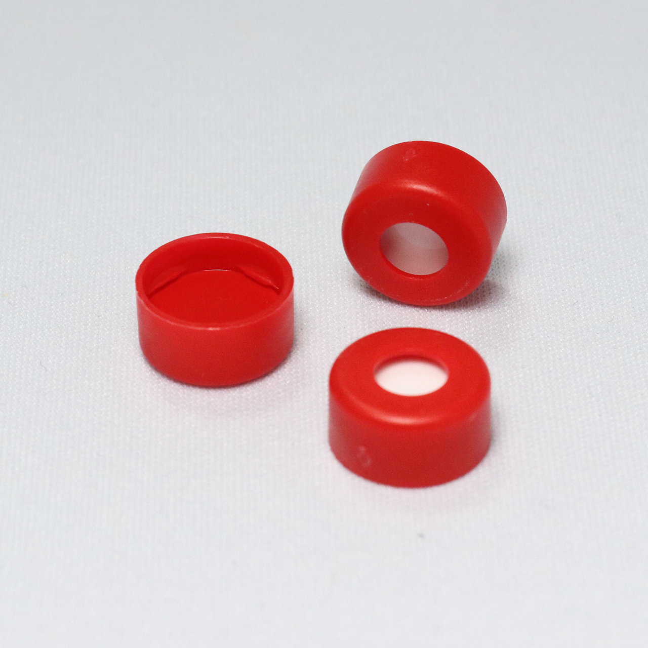 Snap Cap, CHROMSPEC 11 mm, Open Top, Red, with 0.040" Red PTFE/White Easy Pierce Silicone Septum, Minimum Order Quantity of 20 Packages