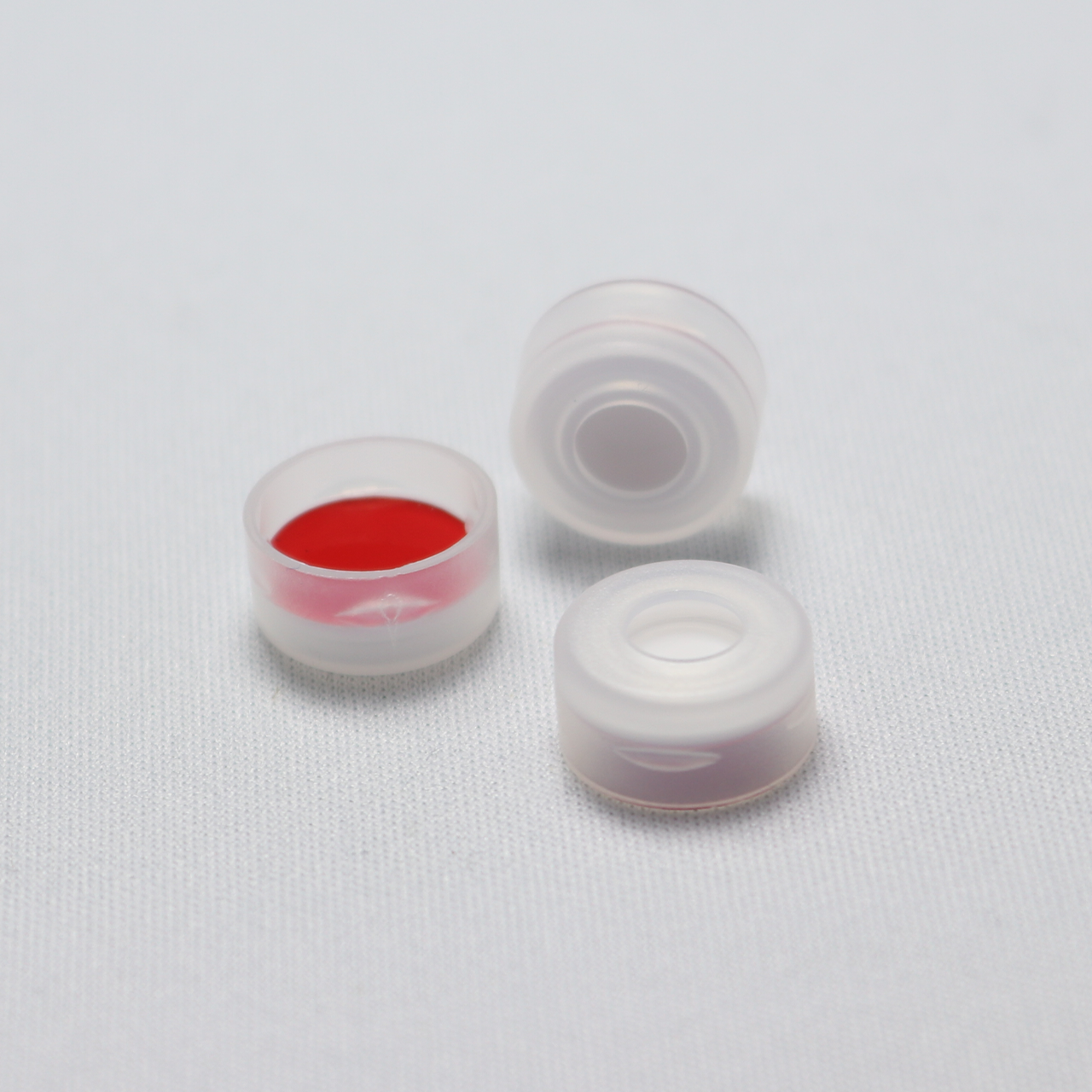 Snap Cap, CHROMSPEC 11 mm, Open Top, Clear, with 0.040" Red PTFE/White Easy Pierce Silicone Septum, Minimum Order Quantity of 20 Packages